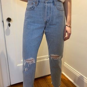 Semi-high waisted Levi’s Wedgie ripped jeans